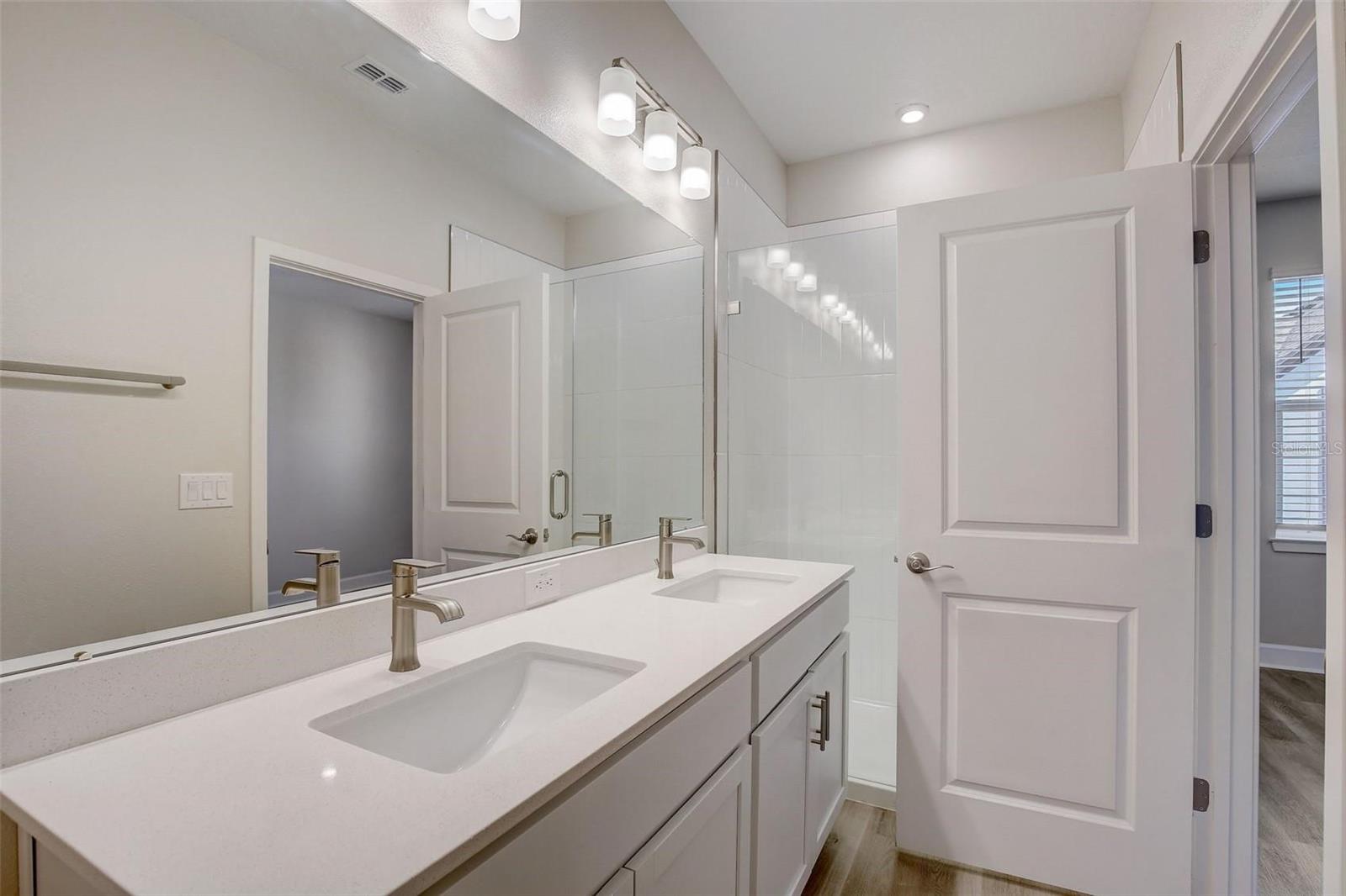 Listing photo id 20 for 1315 Himes Avenue 13