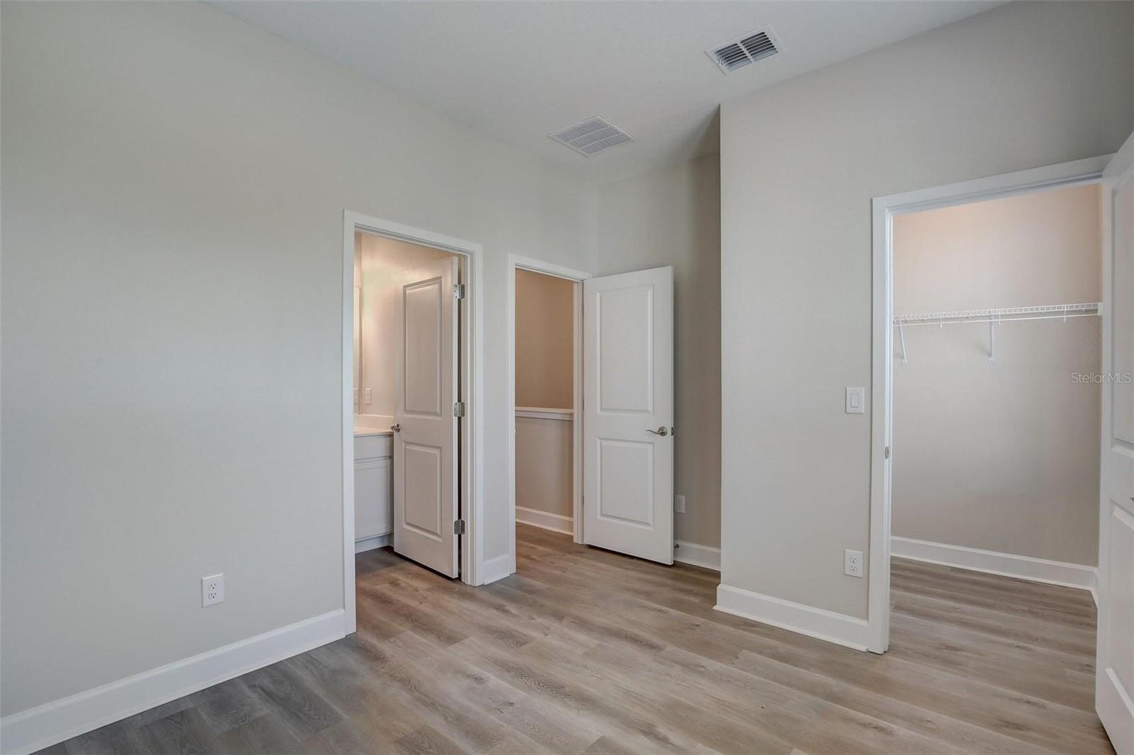 Listing photo id 21 for 1315 Himes Avenue 13