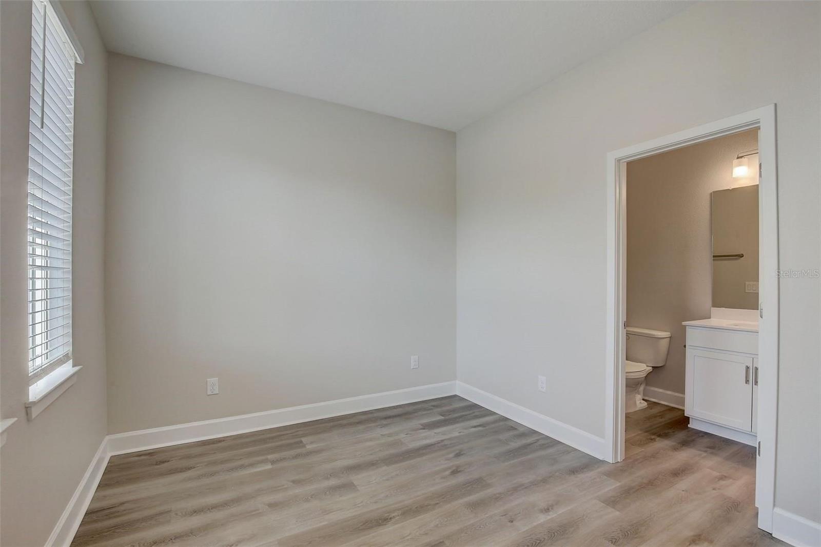 Listing photo id 22 for 1315 Himes Avenue 13