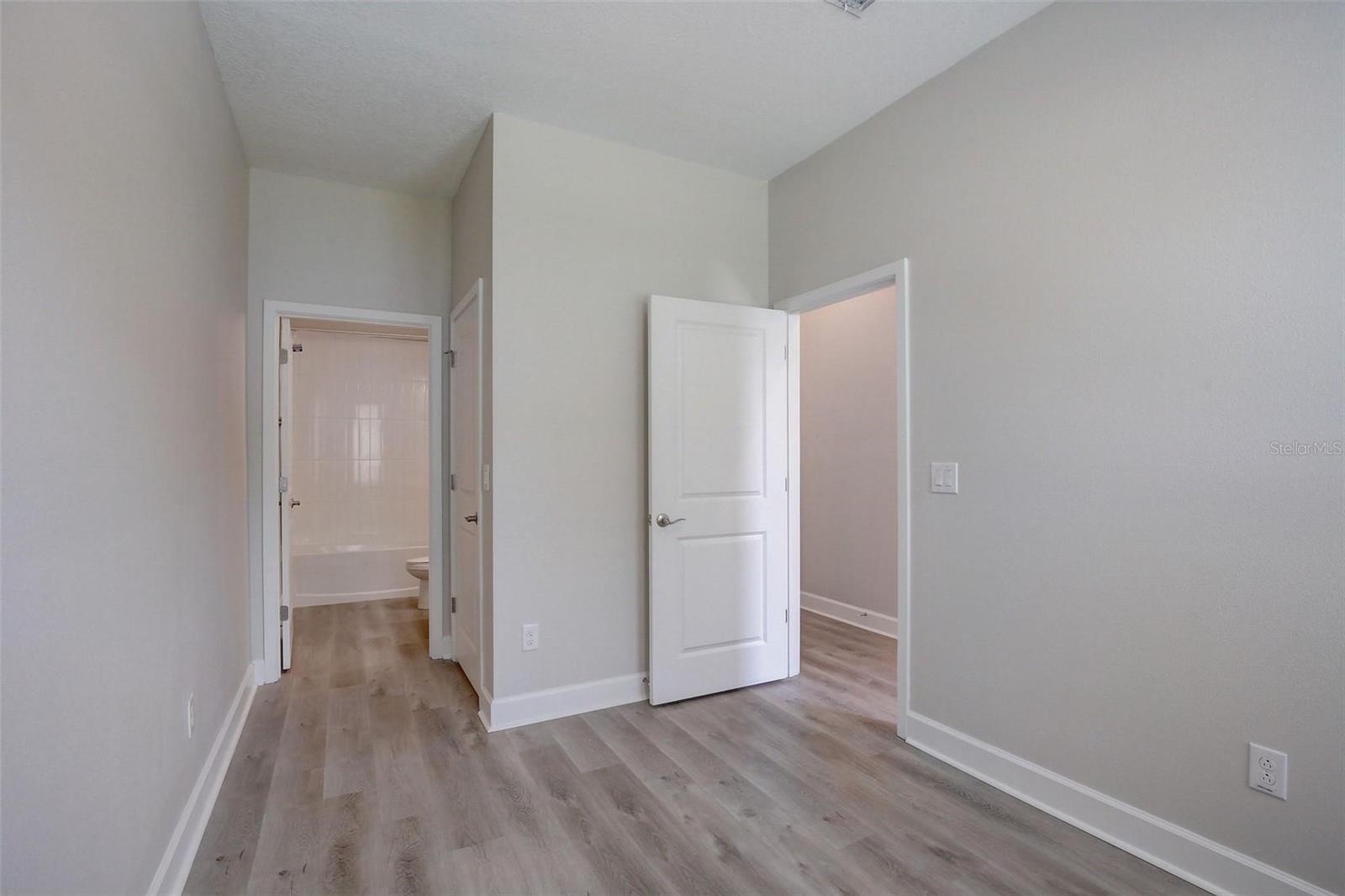 Listing photo id 25 for 1315 Himes Avenue 13