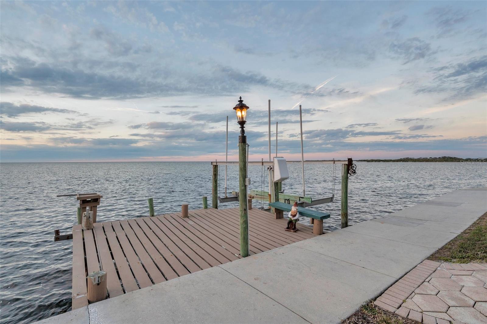 Listing photo id 6 for 6423 Driftwood Drive