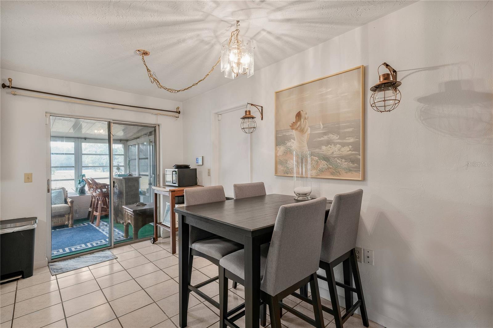 Listing photo id 12 for 524 Washington Street