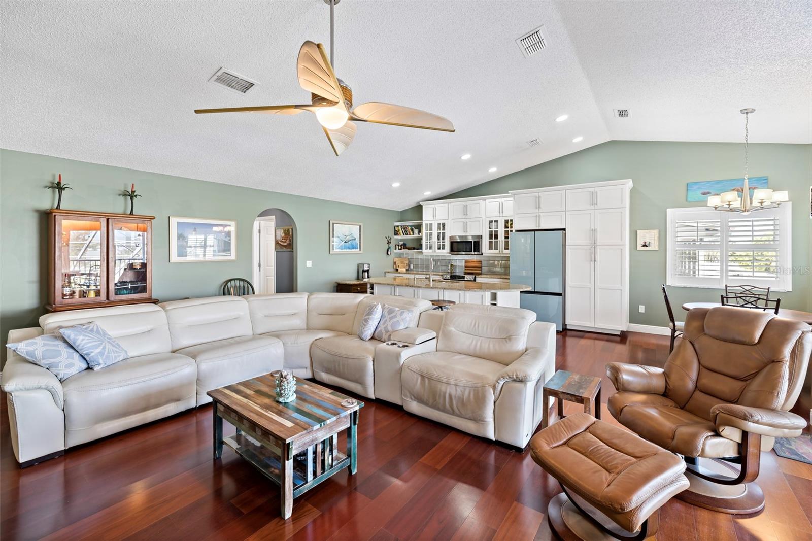 Listing photo id 17 for 4077 Orient Drive