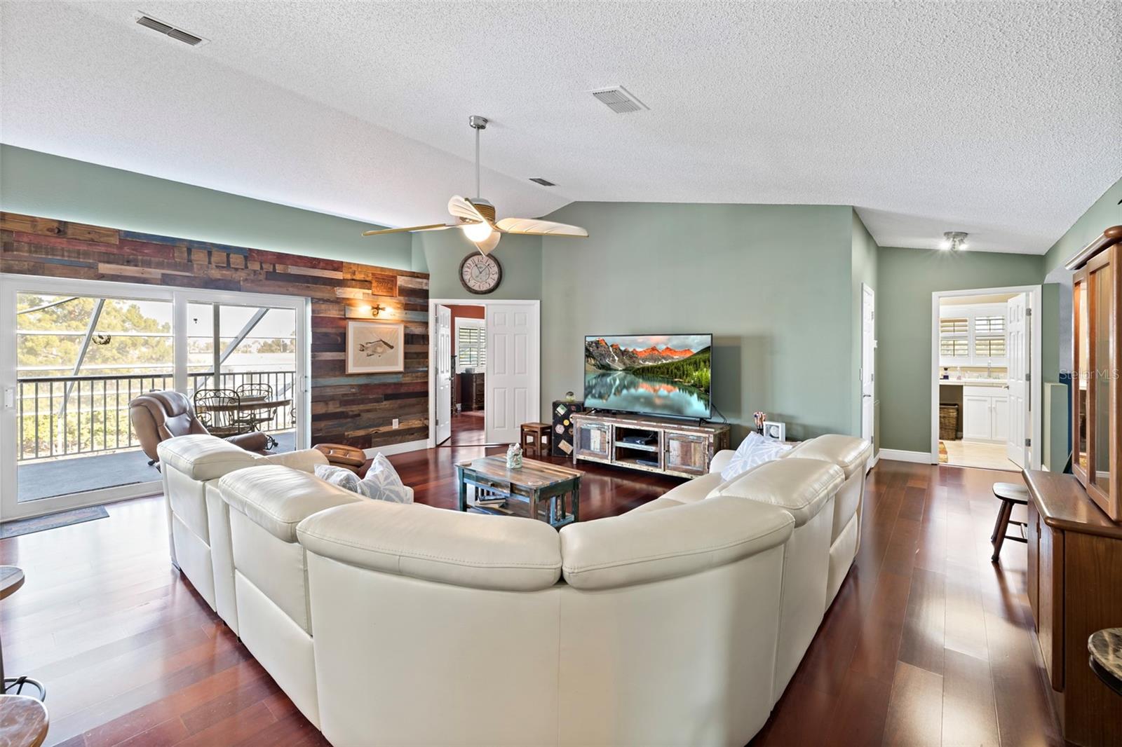 Listing photo id 20 for 4077 Orient Drive