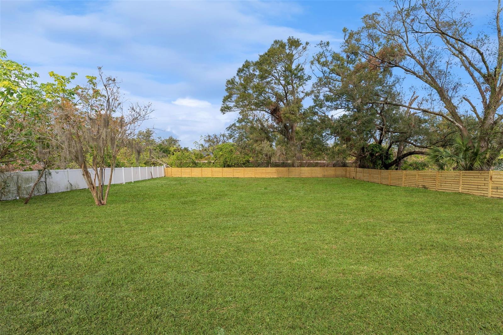 Listing photo id 28 for 908 Victoria Street