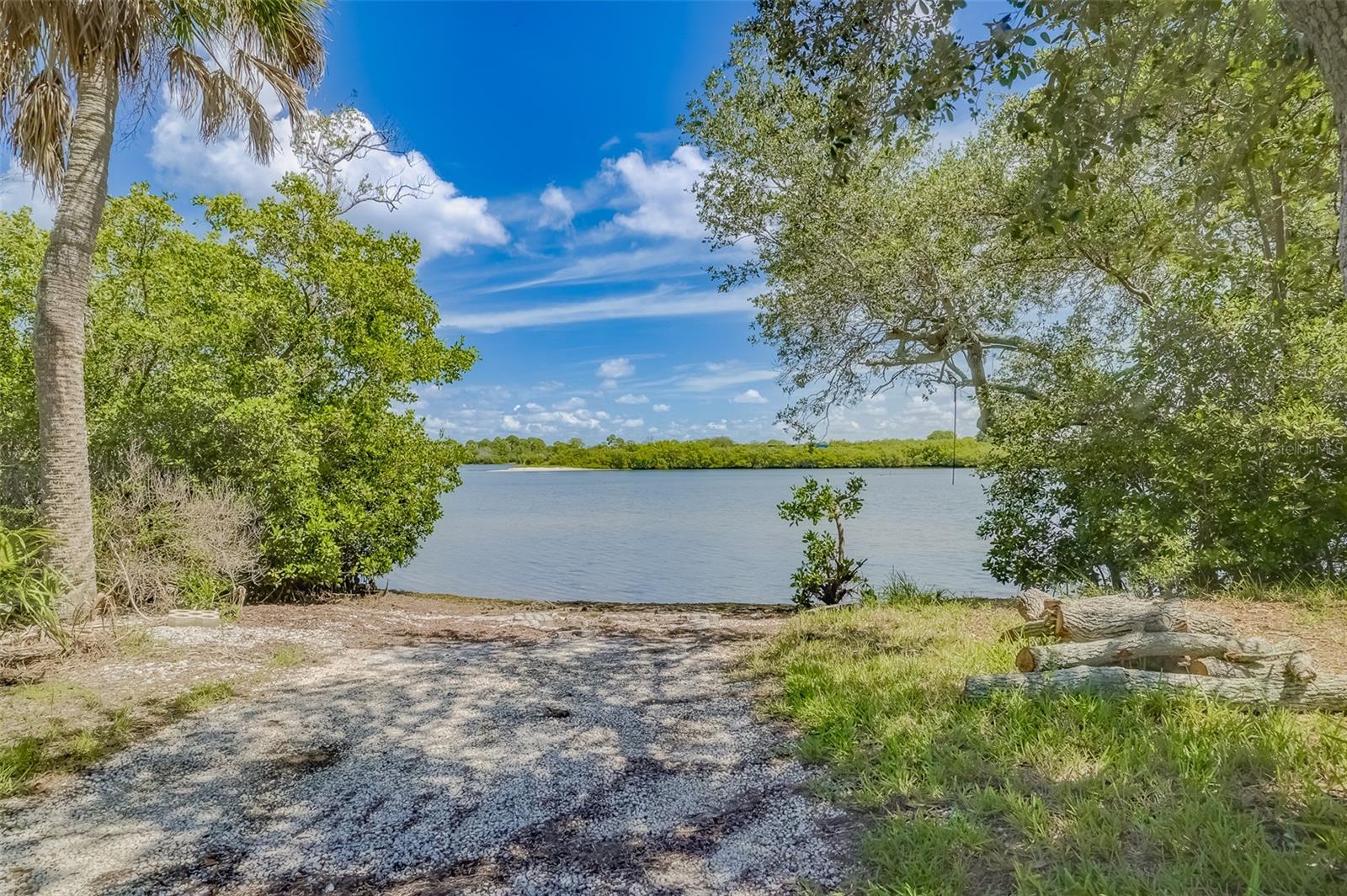 Listing photo id 81 for 1563 Mac Chesney Drive