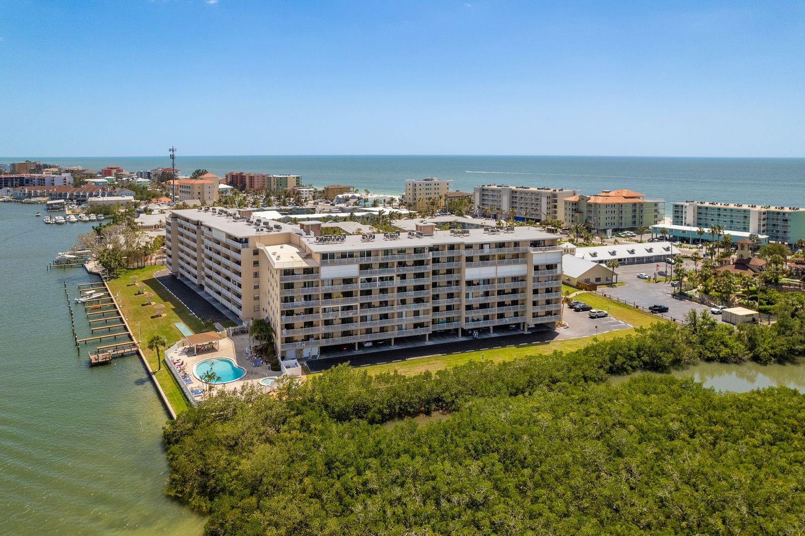Image 21 of 42 For 19451 Gulf Boulevard 204