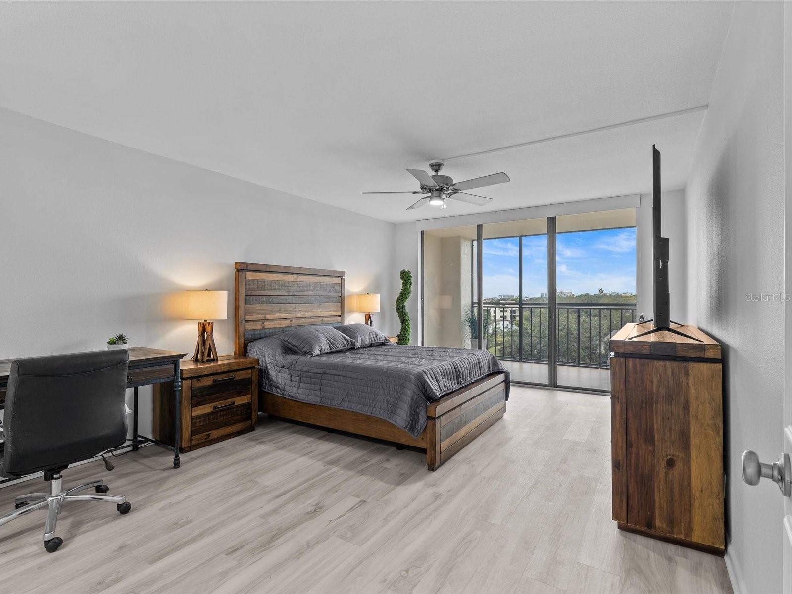 Listing photo id 24 for 220 Belleview Boulevard 607