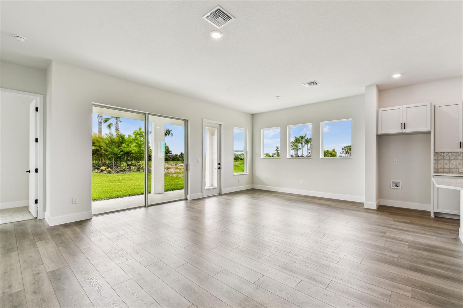 Listing photo id 8 for 5283 Everlong Drive