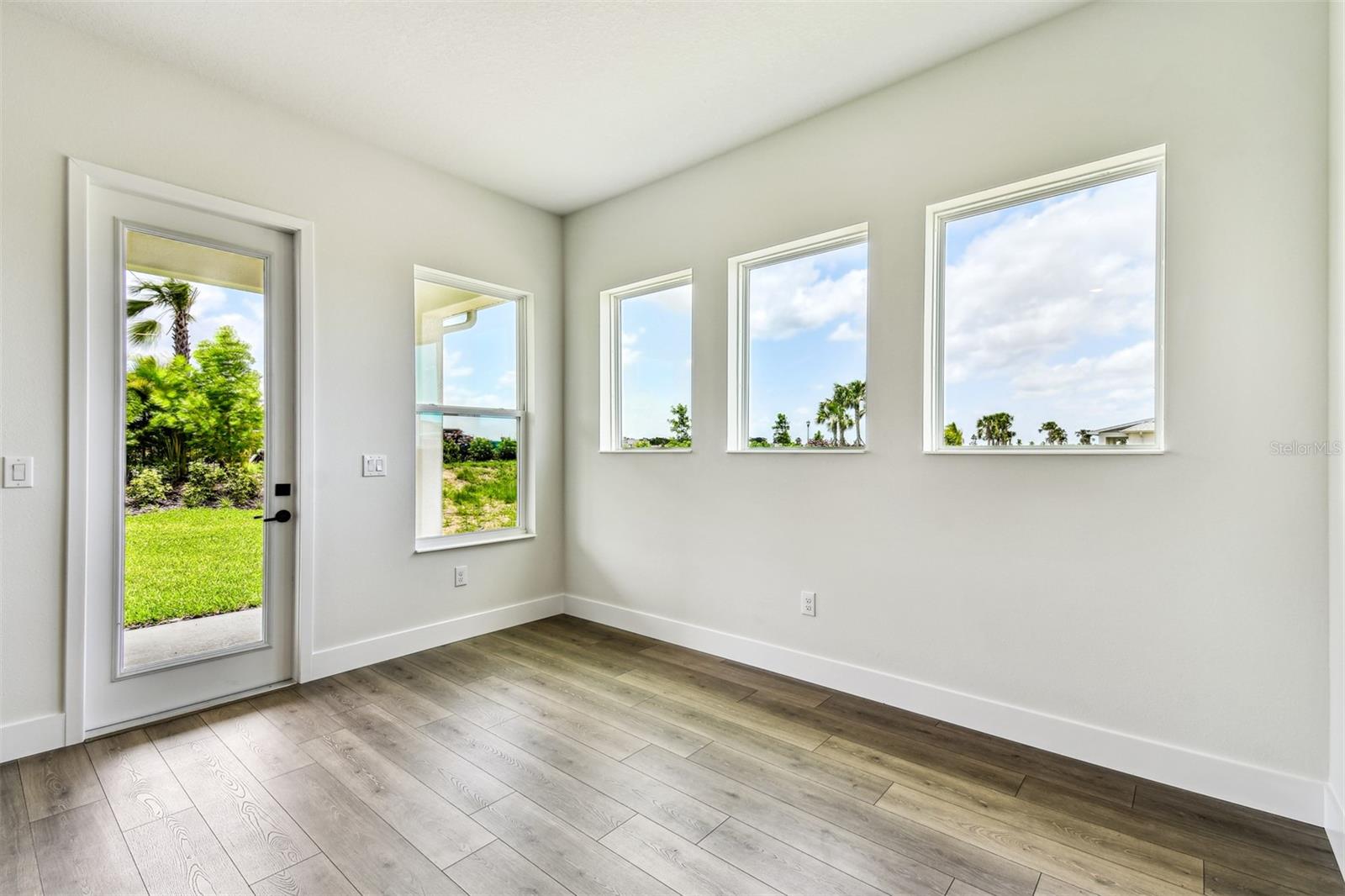 Listing photo id 12 for 5283 Everlong Drive