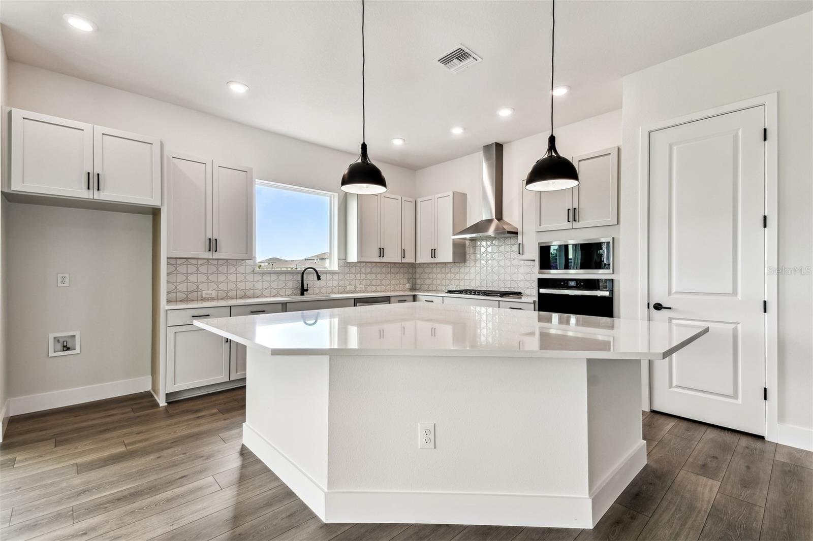 Listing photo id 6 for 5283 Everlong Drive