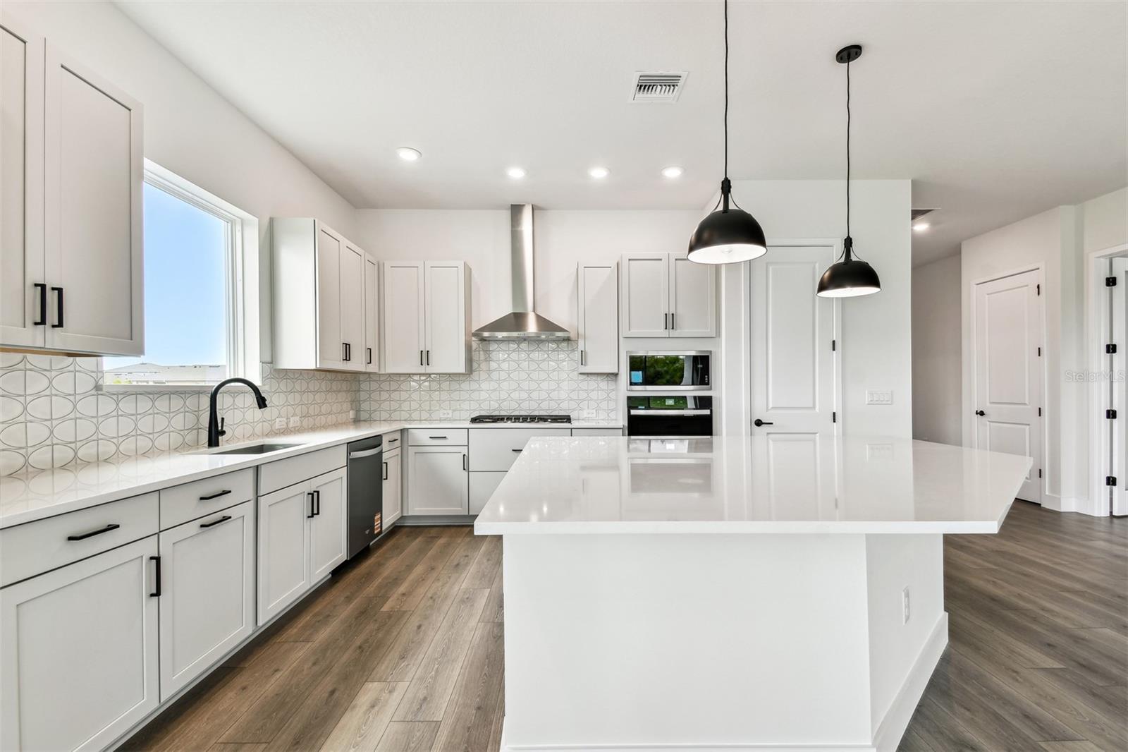 Listing photo id 7 for 5283 Everlong Drive