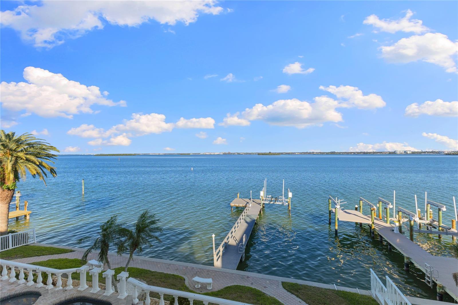 Listing photo id 12 for 843 Harbor Island