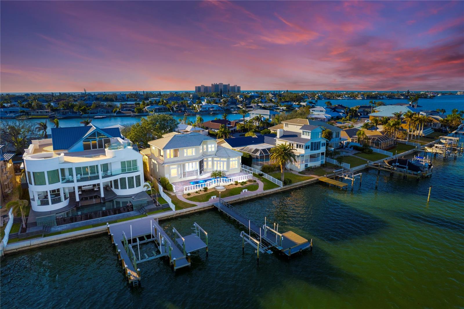 Listing photo id 1 for 843 Harbor Island