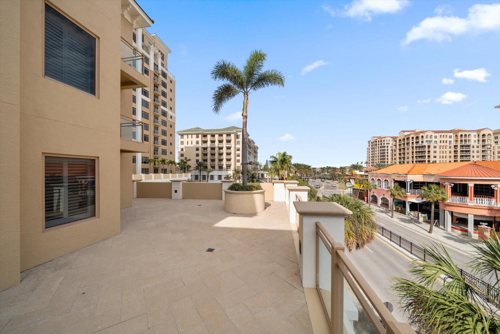 Listing photo id 47 for 470 Mandalay Avenue 305