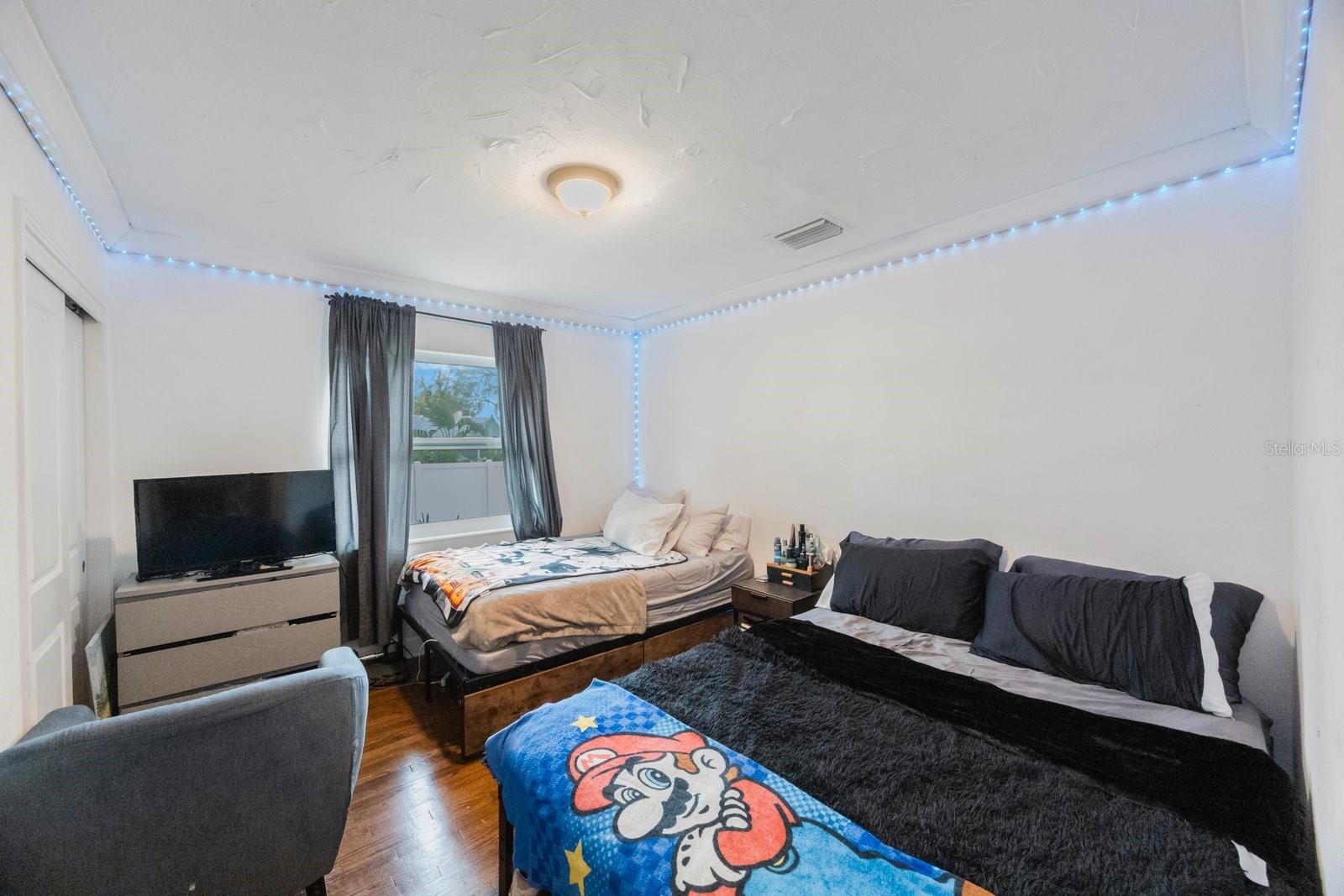 Listing photo id 21 for 2504 Fletcher Avenue