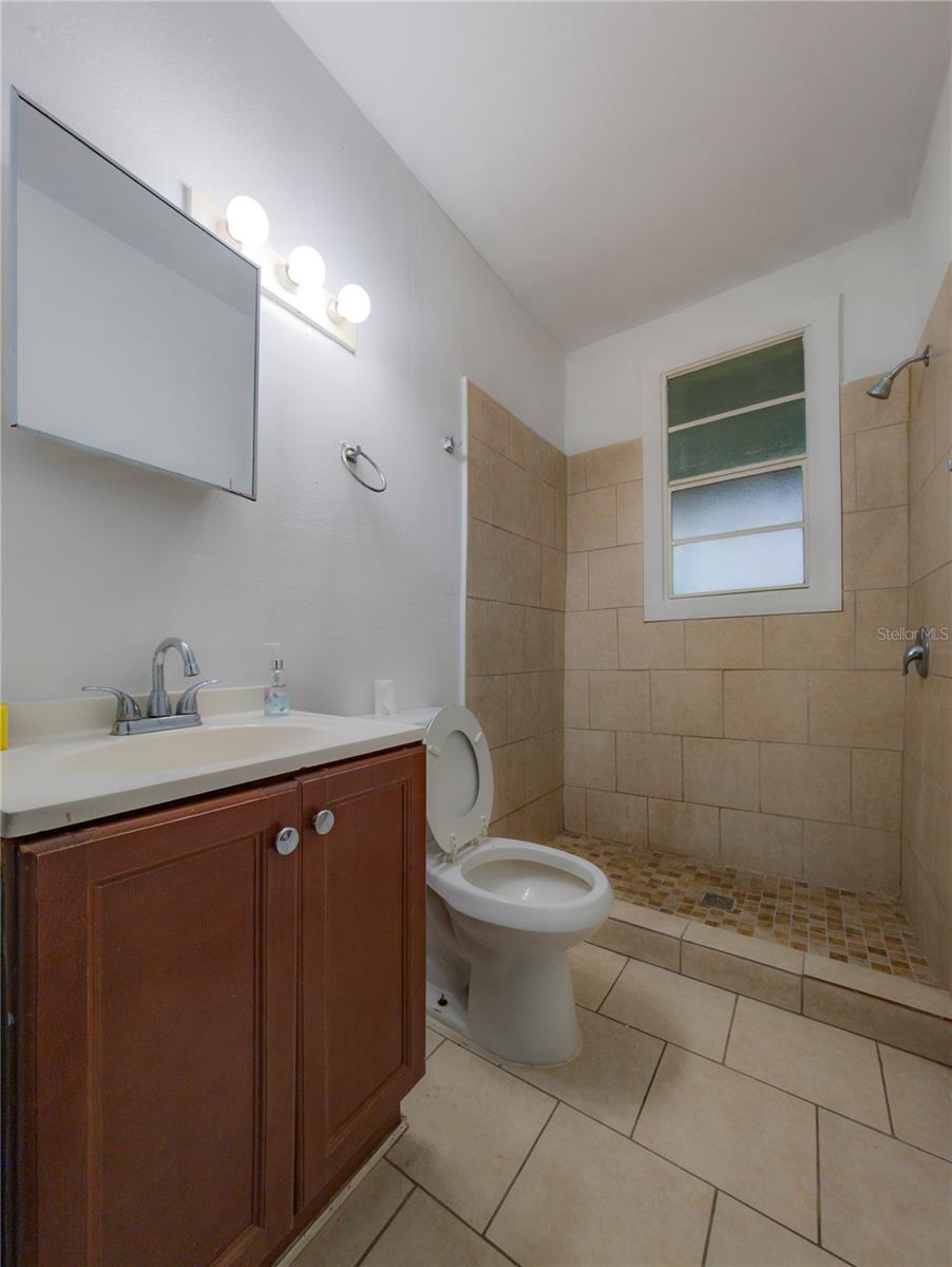 Image 10 of 37 For 1106 Carlton Street