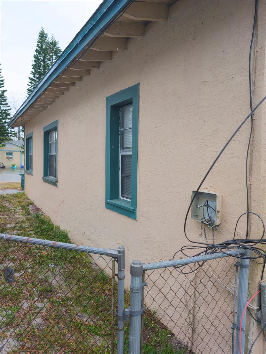 Image 4 of 37 For 1106 Carlton Street