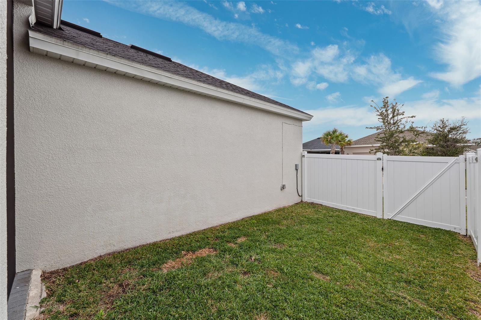 Listing photo id 23 for 3809 Lajuana Boulevard