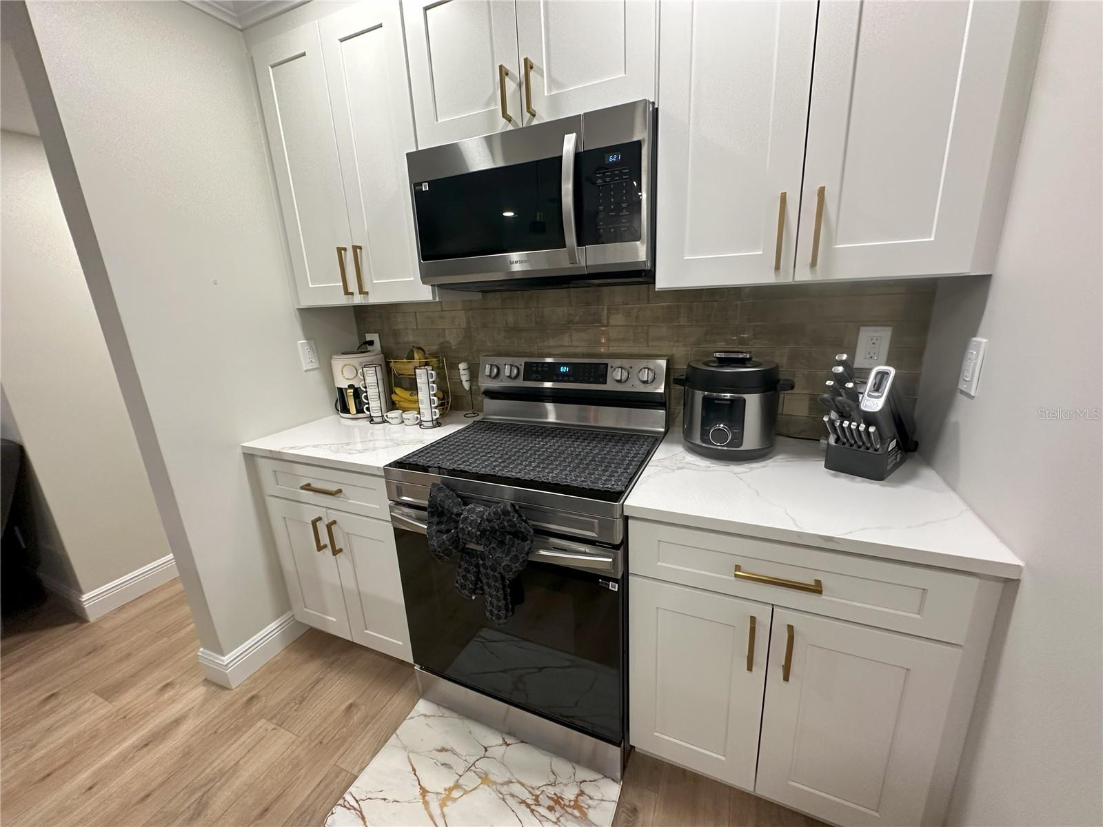 Image 9 of 45 For 4420 Pompano Drive Se