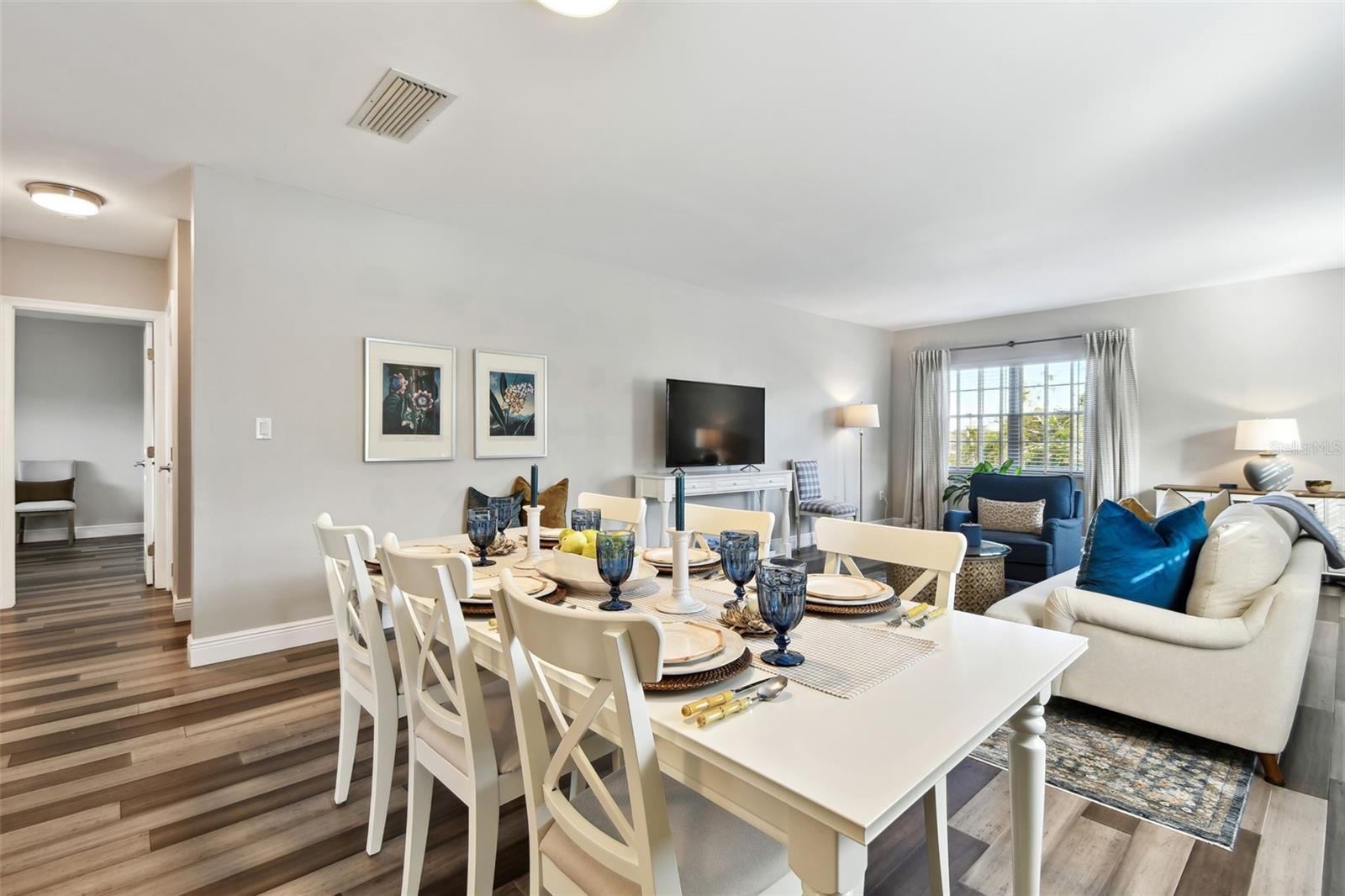 Listing photo id 12 for 701 Poinsettia Road 302