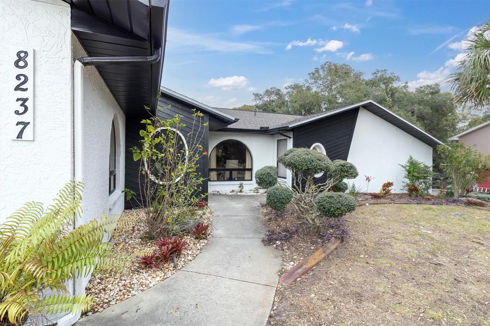 Listing photo id 2 for 8237 Delaware Drive