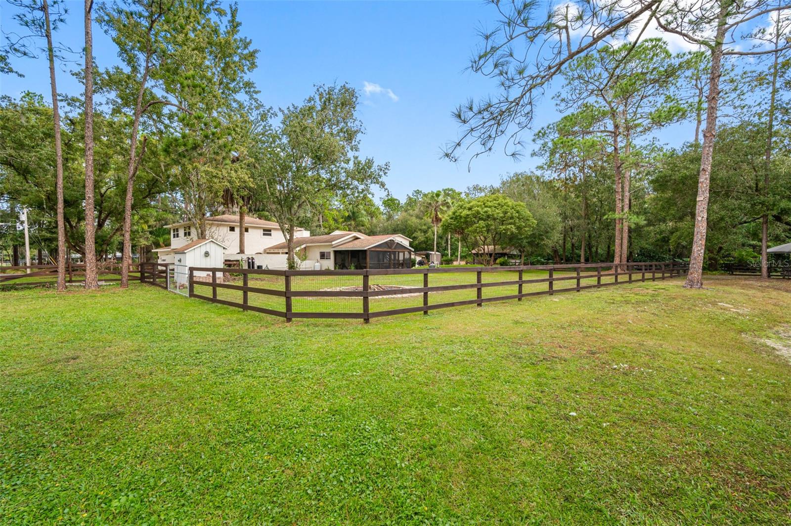 Listing photo id 10 for 525 Appaloosa Road