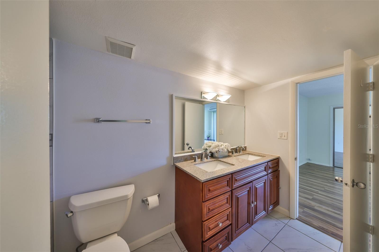 Listing photo id 26 for 2424 Tampa Bay Boulevard B201