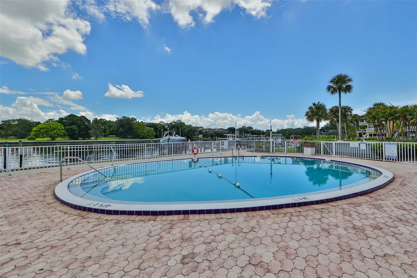 Listing photo id 7 for 2424 Tampa Bay Boulevard B201