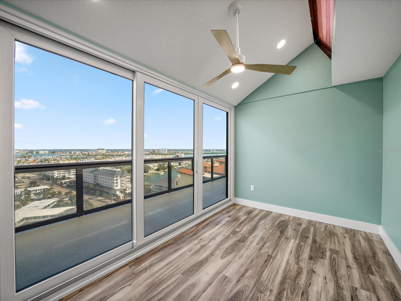 Listing photo id 39 for 450 Gulfview Boulevard S 1708