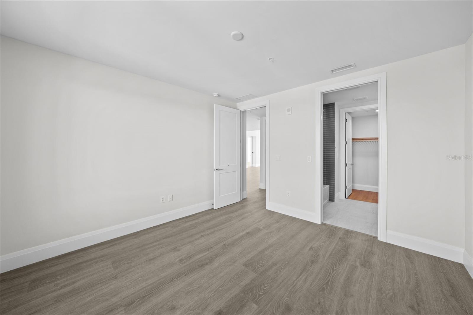 Listing photo id 41 for 2910 Barcelona Street 2102