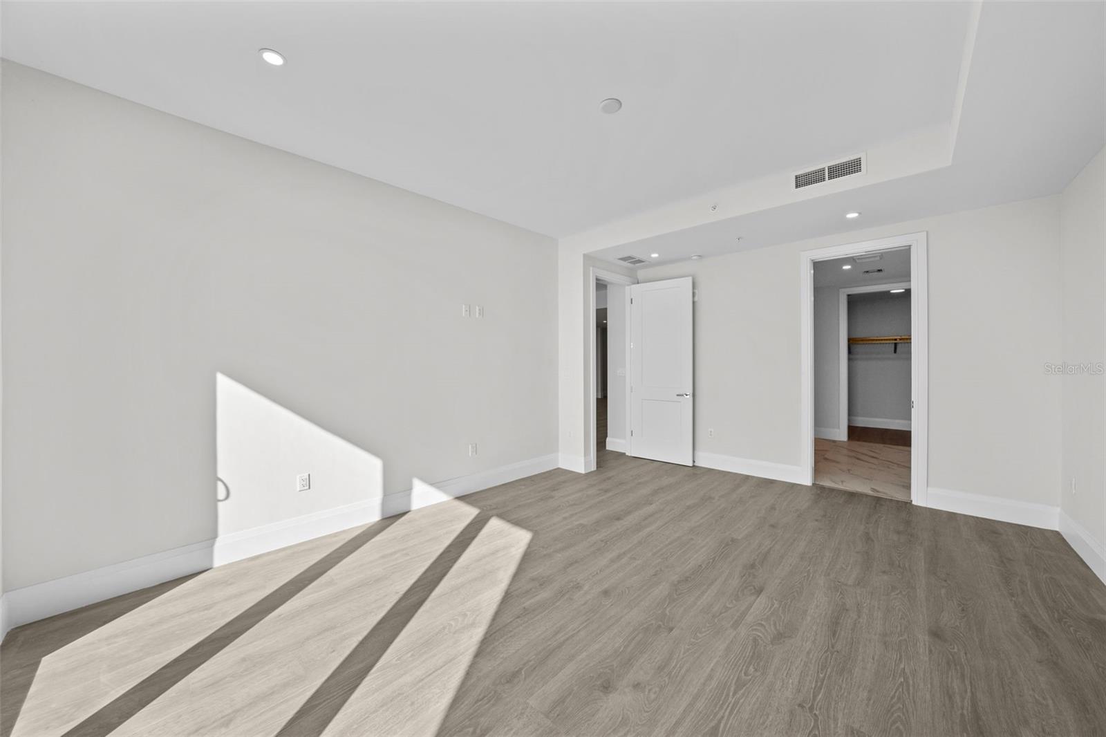 Listing photo id 48 for 2910 Barcelona Street 2102