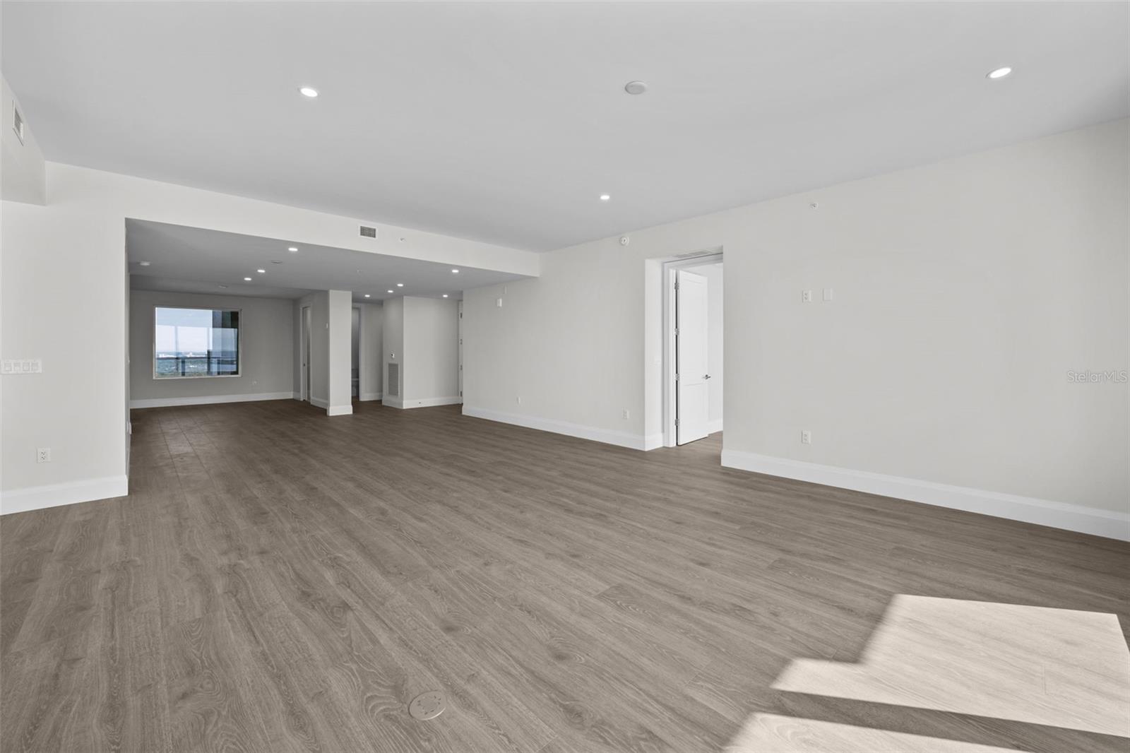 Listing photo id 59 for 2910 Barcelona Street 2102