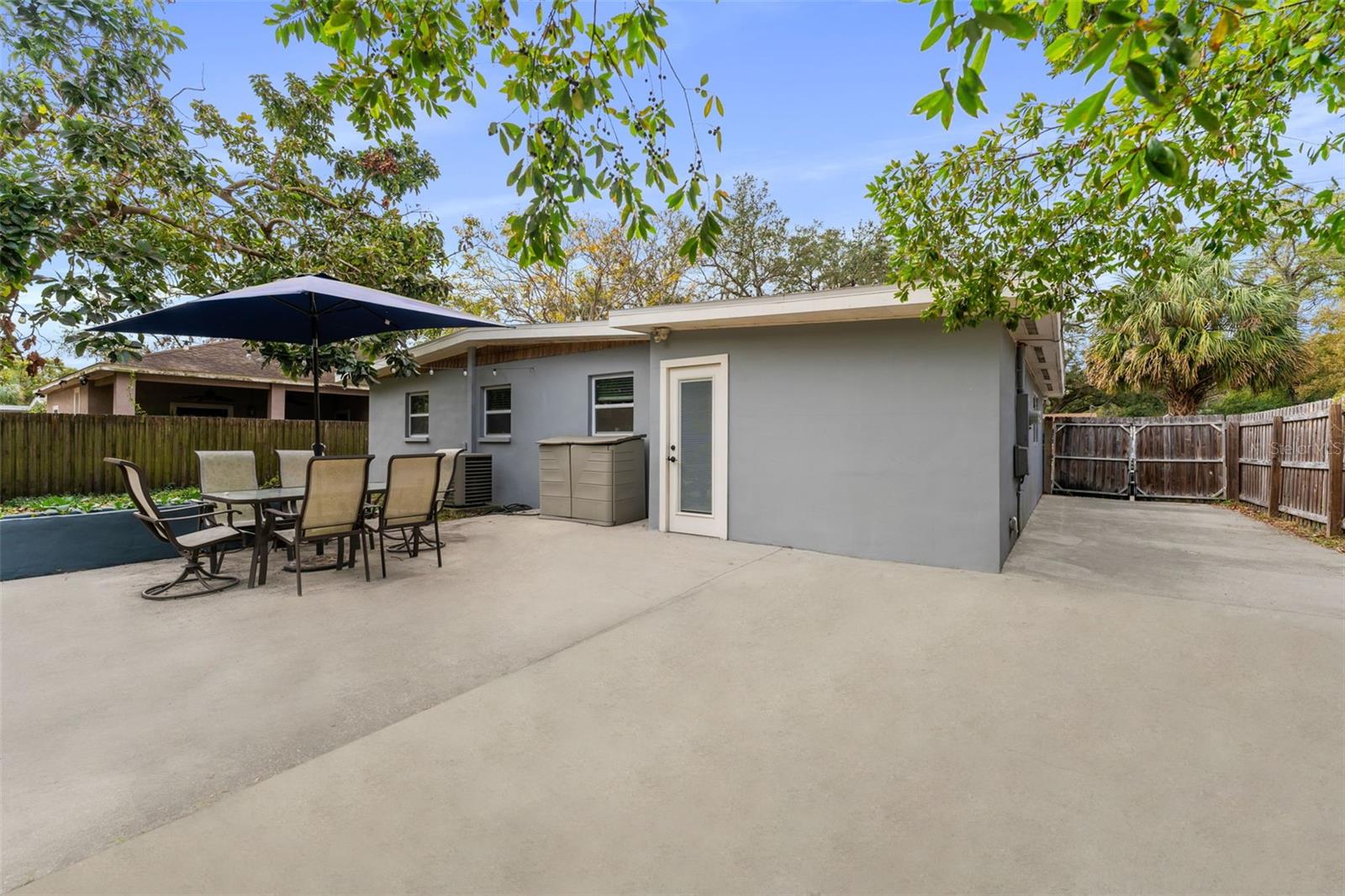 Listing photo id 17 for 6405 Julie Street