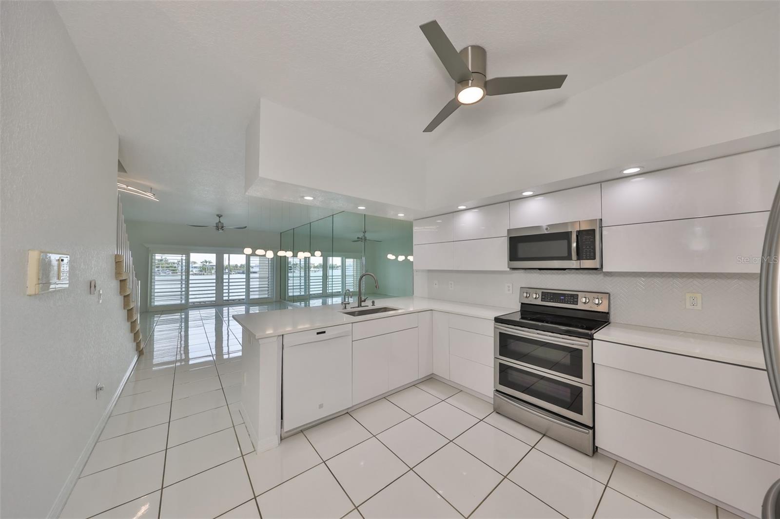 Listing photo id 6 for 4625 Mirabella Court