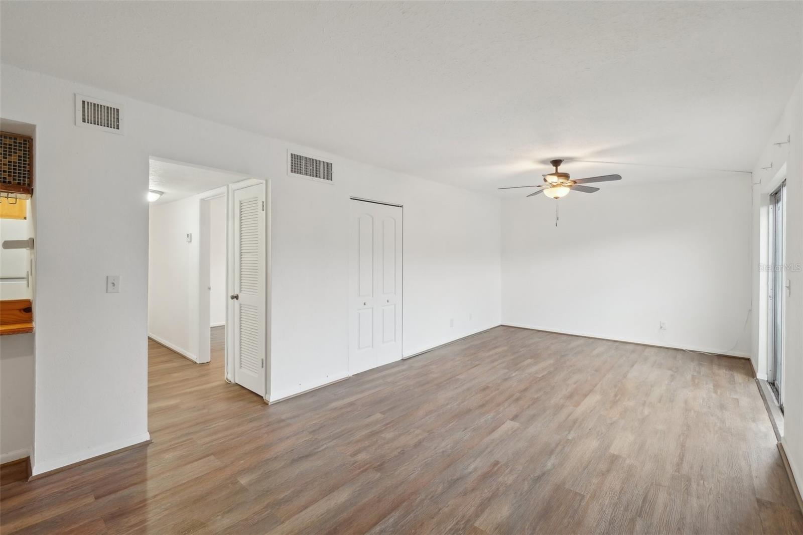 Listing photo id 5 for 1799 Highland Avenue 136