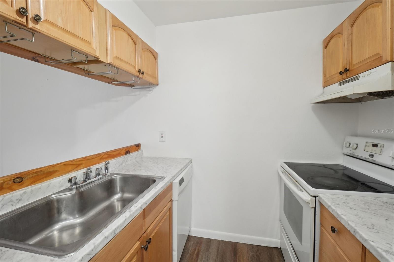 Listing photo id 7 for 1799 Highland Avenue 136