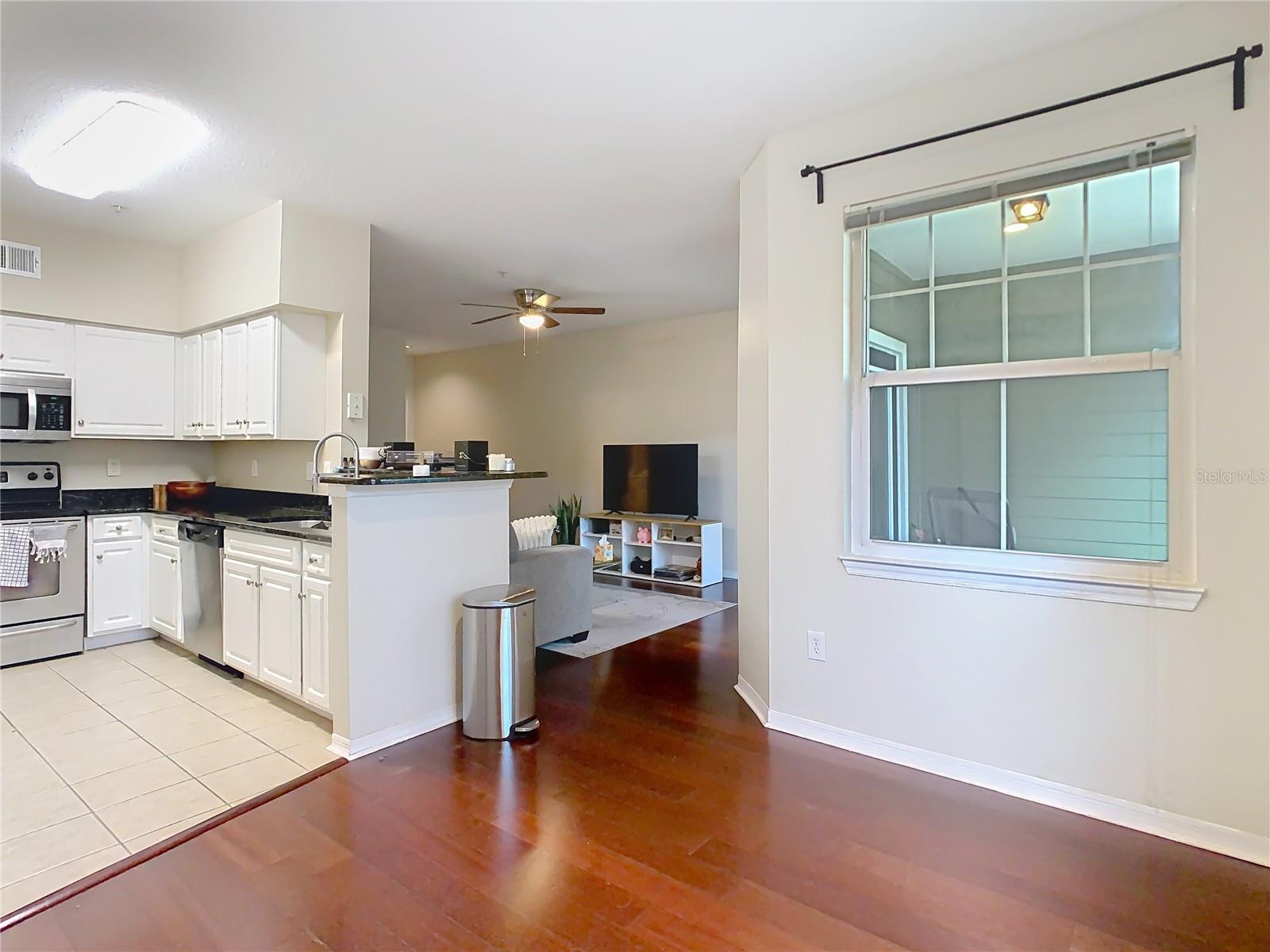 Listing photo id 8 for 2010 Palm Avenue 14304