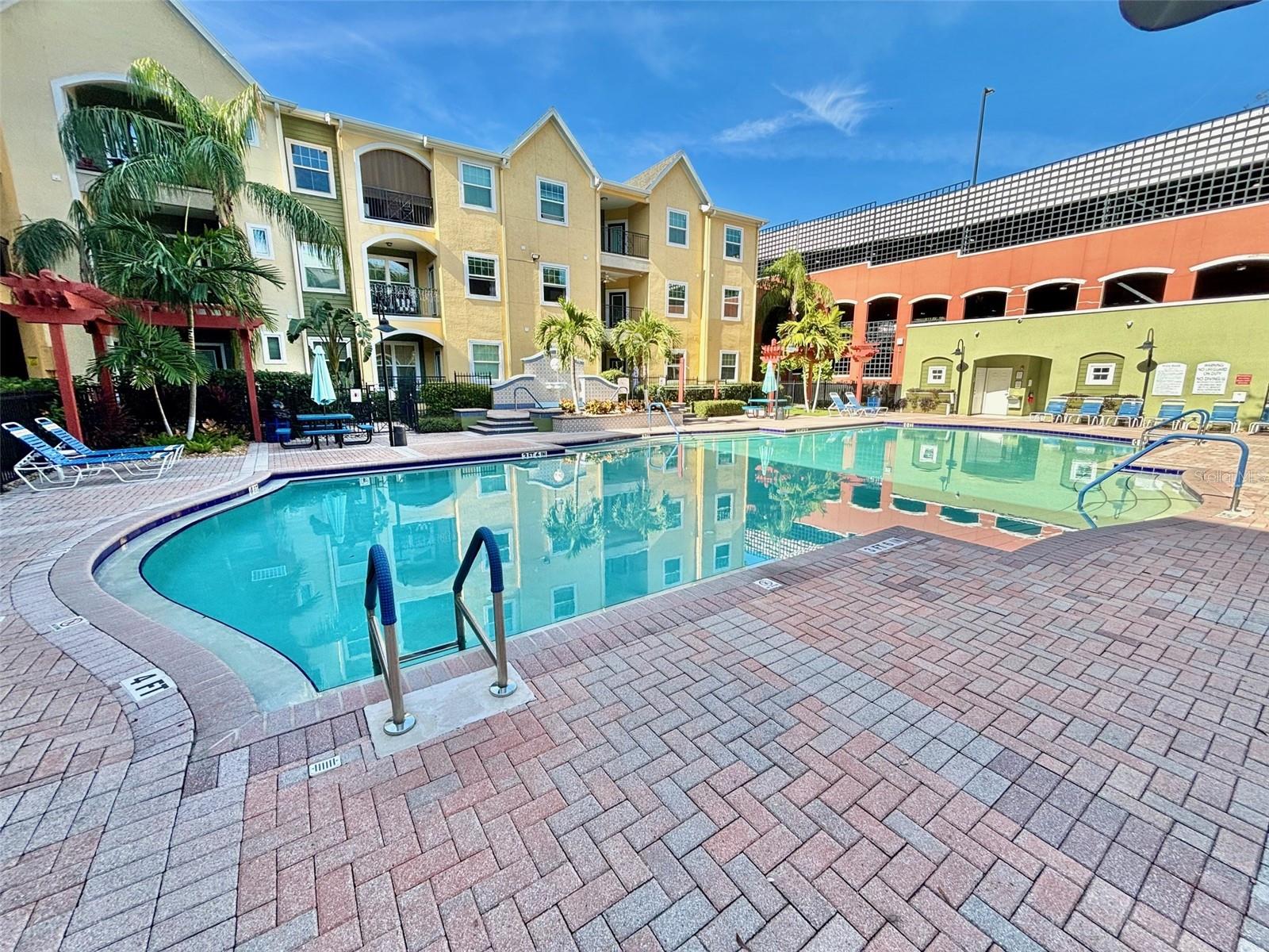 Listing photo id 19 for 2010 Palm Avenue 14304