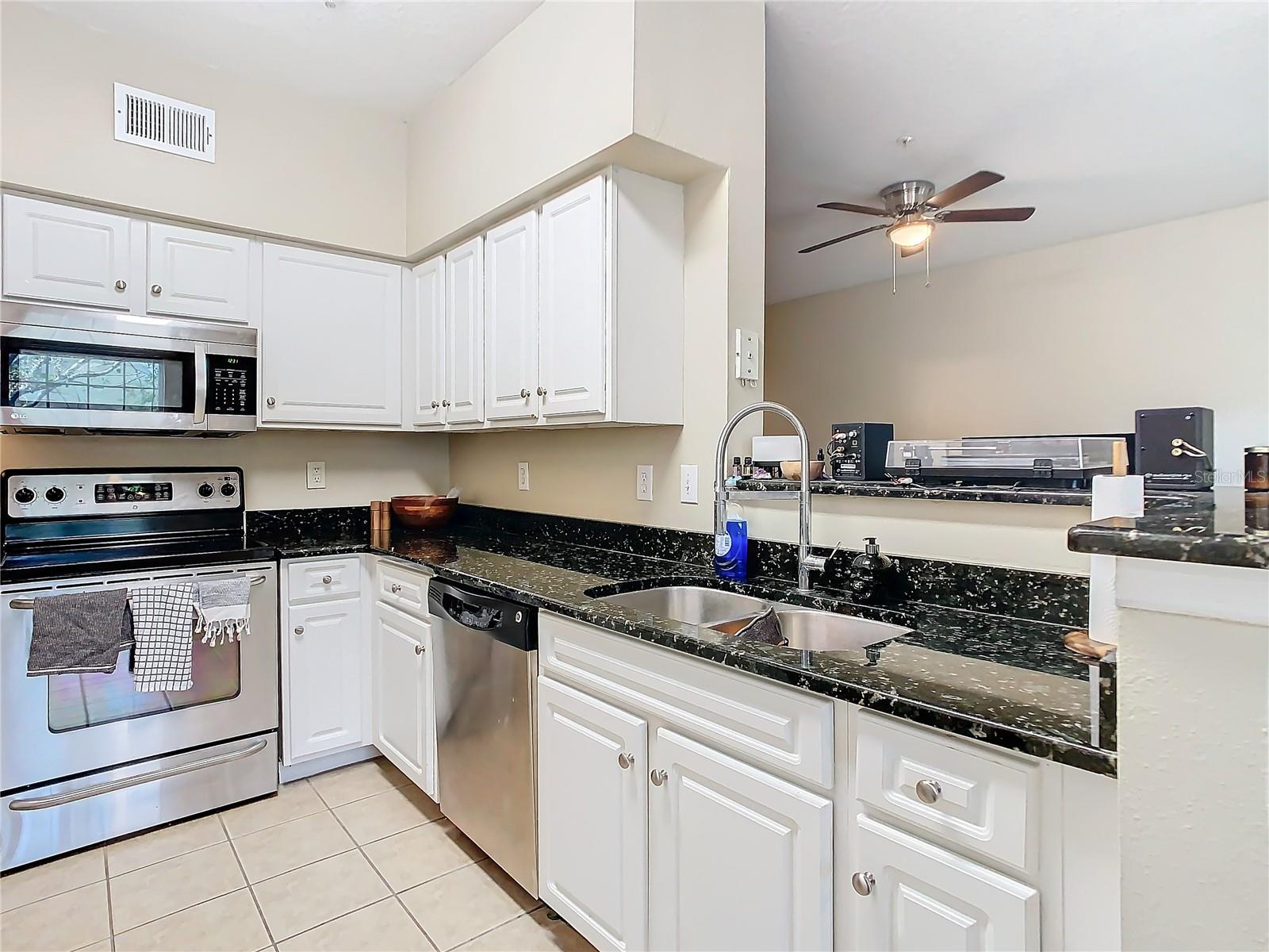 Listing photo id 4 for 2010 Palm Avenue 14304