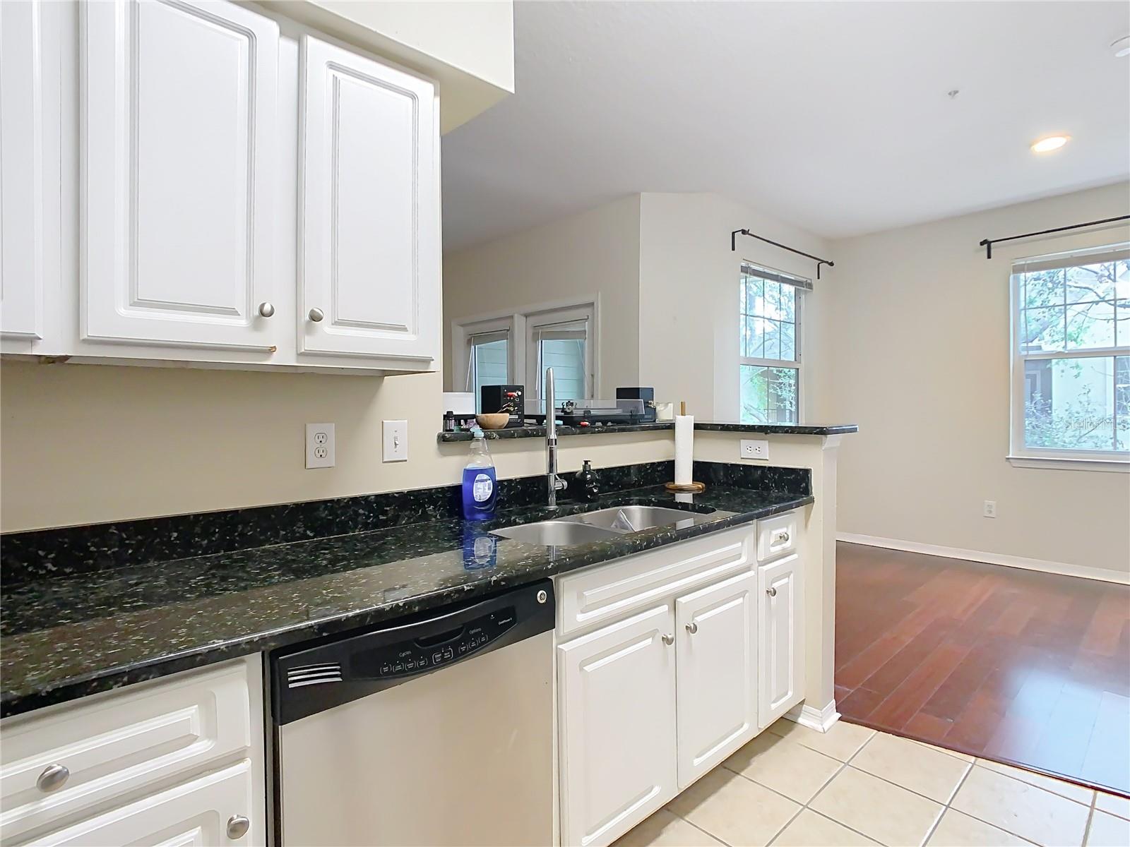 Listing photo id 6 for 2010 Palm Avenue 14304