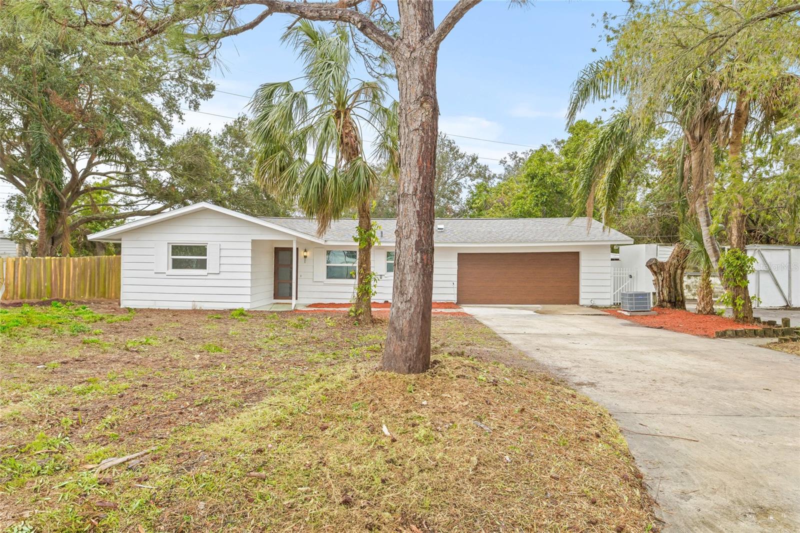 Listing photo id 1 for 2255 Lagoon Circle