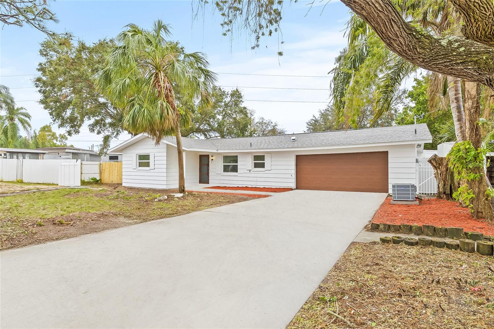 Listing photo id 2 for 2255 Lagoon Circle