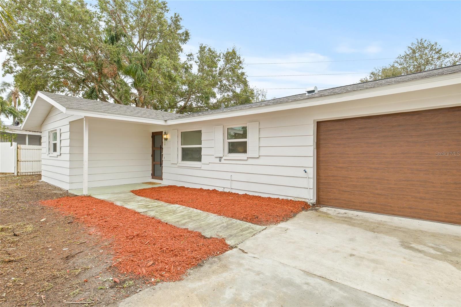 Listing photo id 3 for 2255 Lagoon Circle