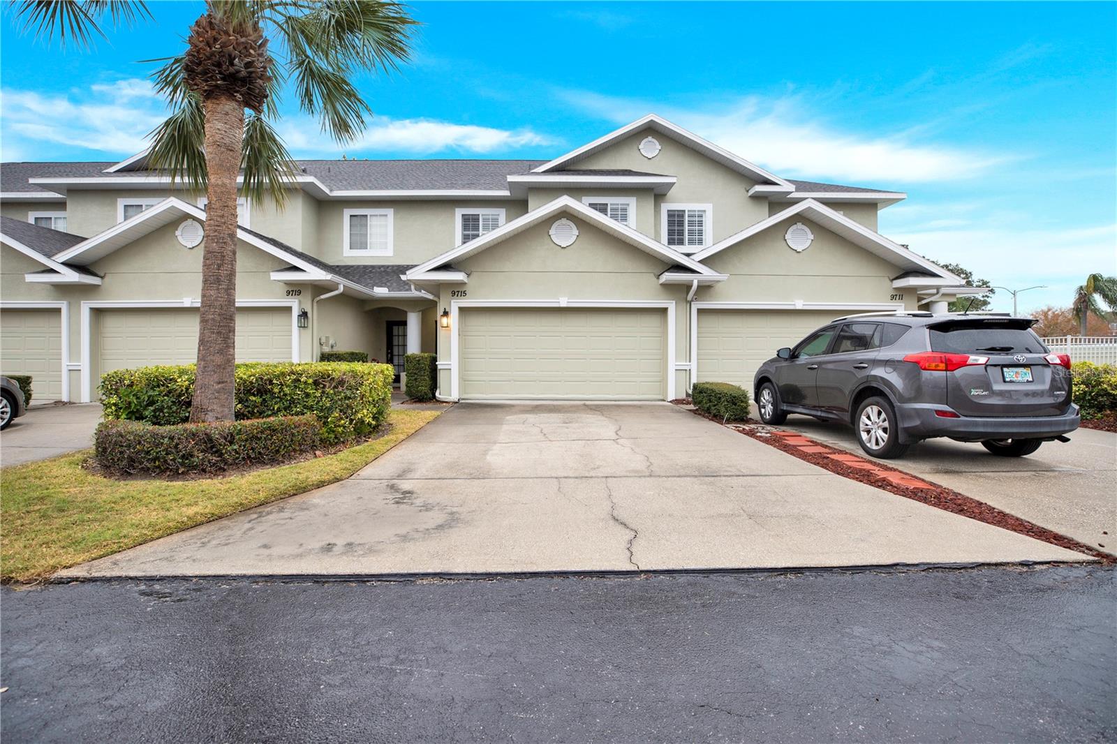 Listing photo id 2 for 9715 Taylor Rose Lane 9715