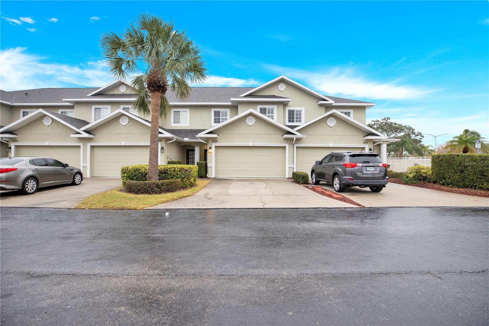 Listing photo id 3 for 9715 Taylor Rose Lane 9715