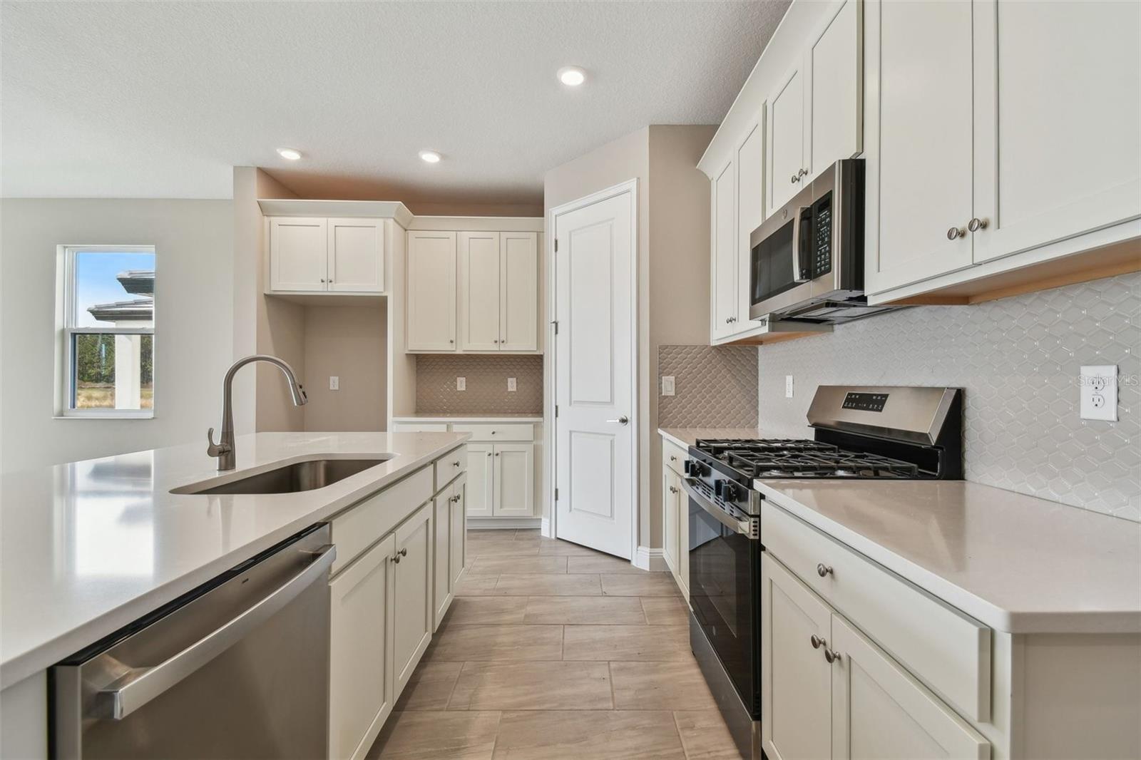 Listing photo id 3 for 2416 Wise River Lane