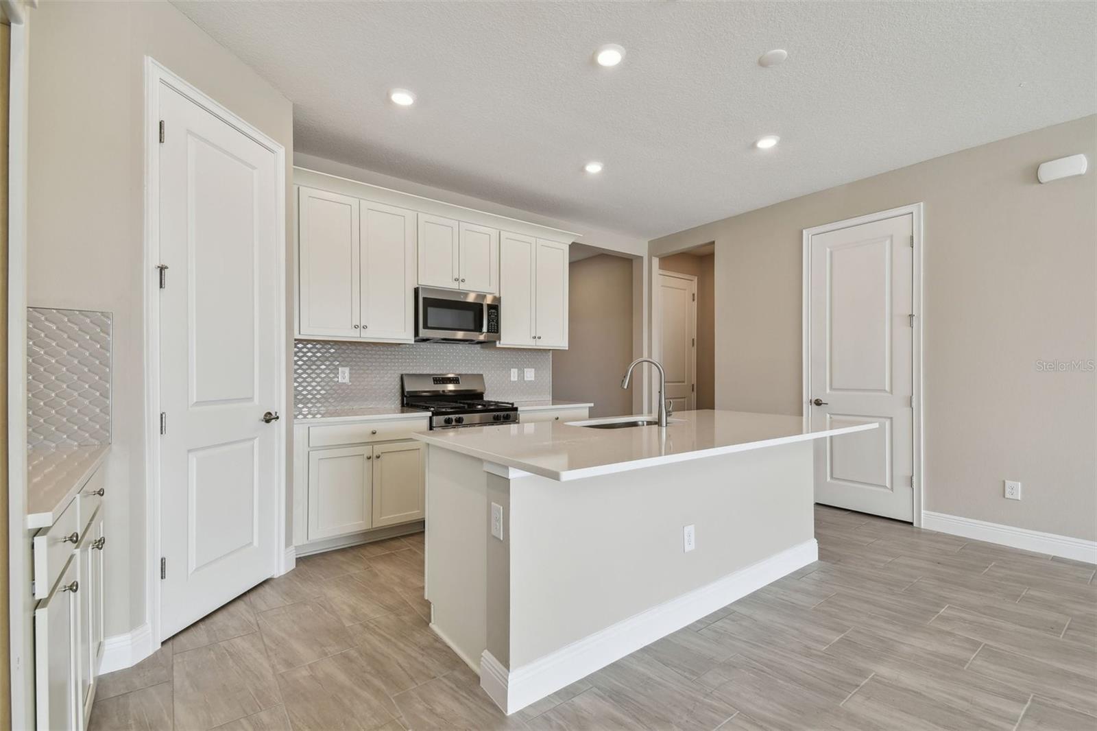 Listing photo id 4 for 2416 Wise River Lane