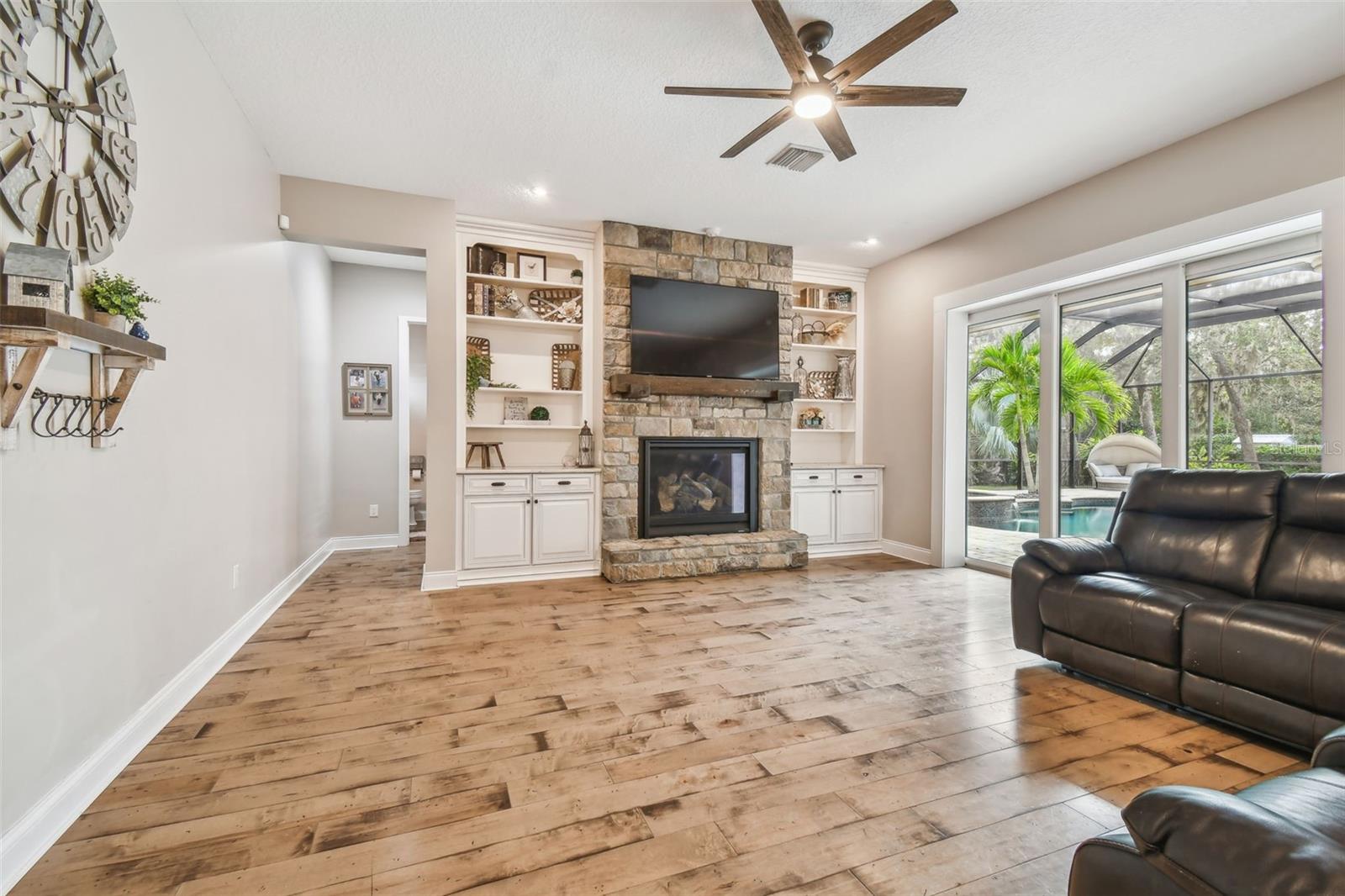 Listing photo id 21 for 2315 Dovewood Estates Court