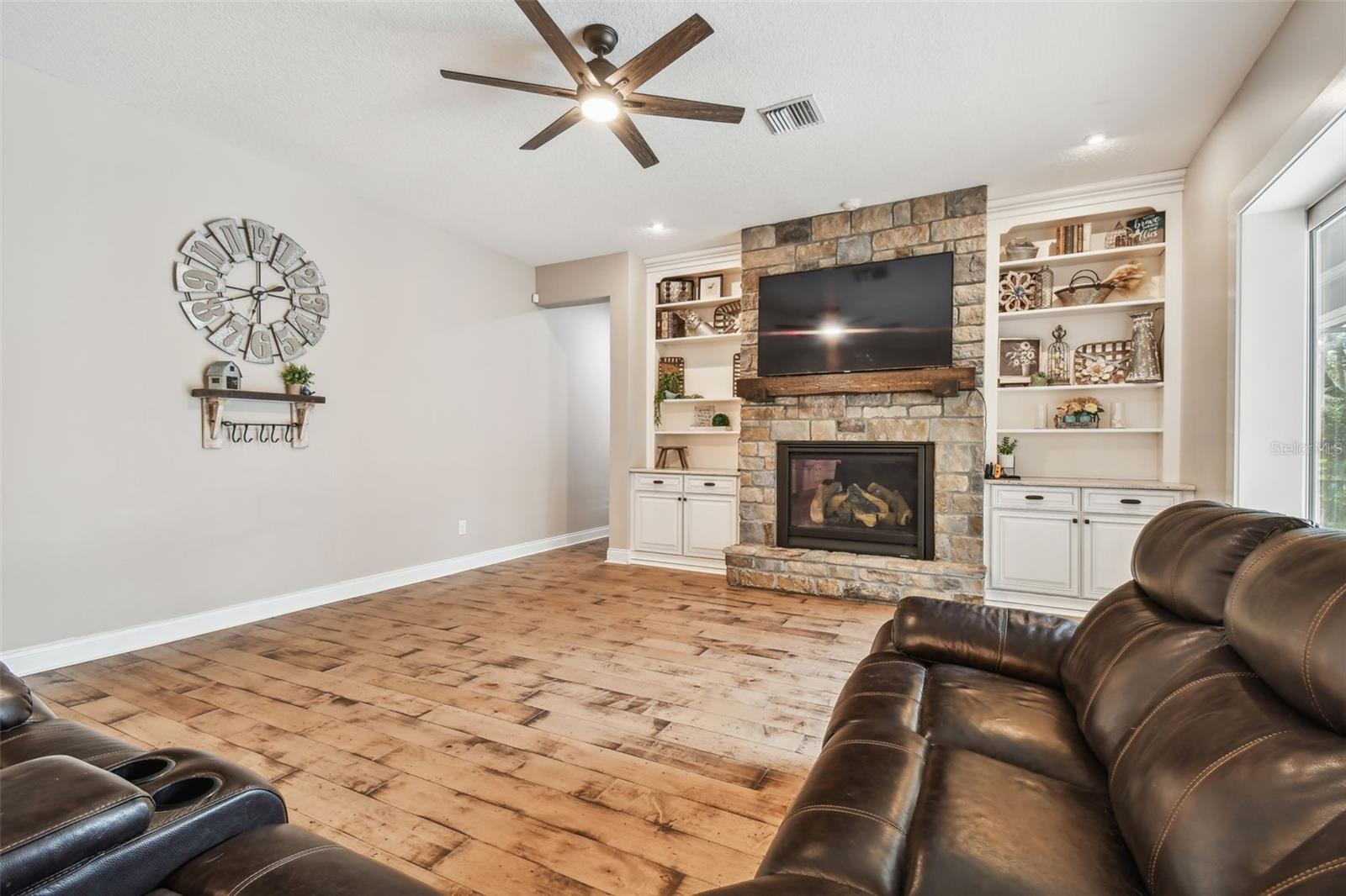 Listing photo id 22 for 2315 Dovewood Estates Court